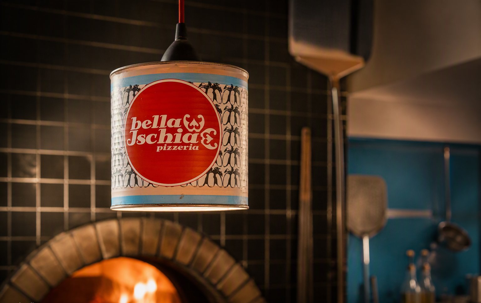 La lampada con il logo bella Ischia pizzeria davanti al forno